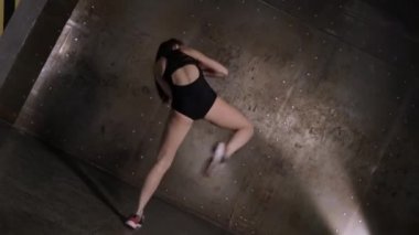 Yumruk ve tekme kız koç gösterir. Kız avcı