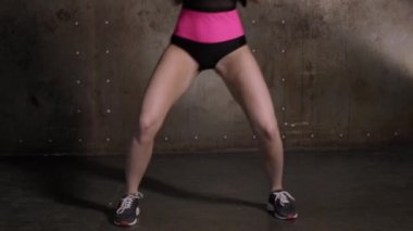 Yumruk ve tekme kız koç gösterir. Kız avcı