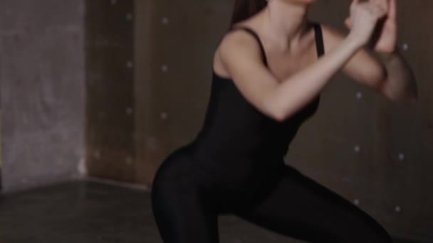 Squat dívky v tělocvičně — Stock video