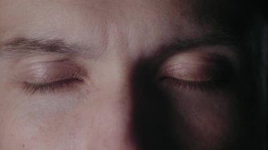 Gözleri olgun erkekler