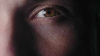 Genç bir adam kameralar görünüyor