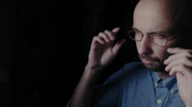 Gözlüklü memnun adam