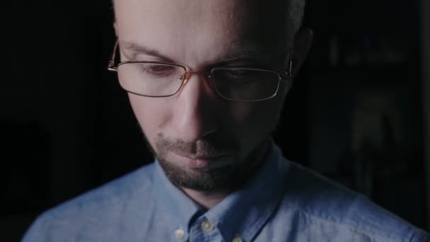 Hombre insatisfecho con gafas — Vídeos de Stock