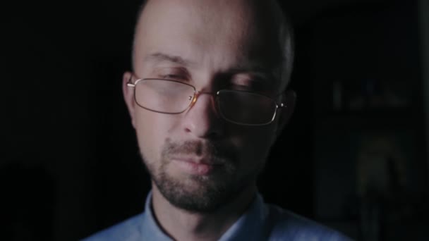 Незадоволений чоловік в окулярах — стокове відео