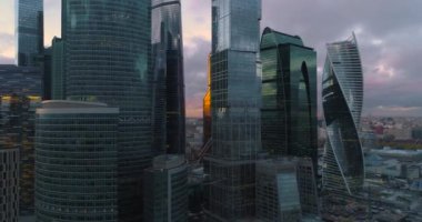 Moscow City iş merkezinin dron akşam çekim. Gökdelen yansıması büyük şehrin ışıkları. Moskova'daki en yüksek binalar. Şehrin finans merkezi.