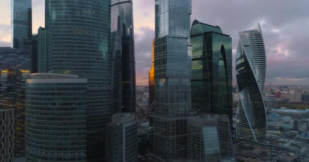 晚上用无人机射击莫斯科市商务中心 大城市的灯光在摩天大楼的倒影中 莫斯科最高的建筑 城市的金融中心 — 图库视频影像