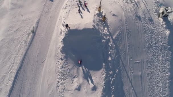 Катание на лыжах, спуск с гор — стоковое видео