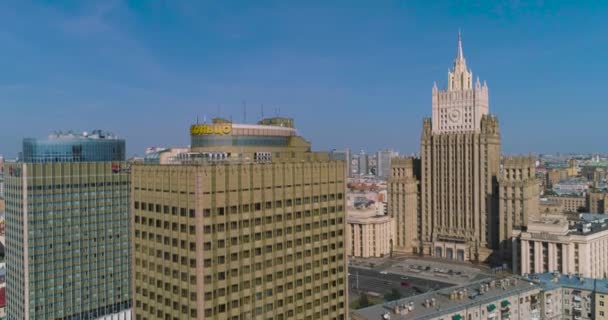 Na baixa de Moscovo. Vista do "Ministério dos Negócios Estrangeiros" Ministério dos Negócios Estrangeiros . — Vídeo de Stock