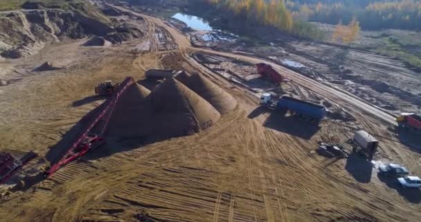 Vrachtwagen in de zand steengroeve — Stockvideo