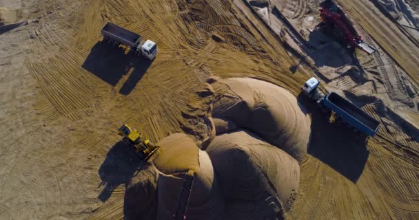 Vrachtwagen in de zand steengroeve — Stockvideo