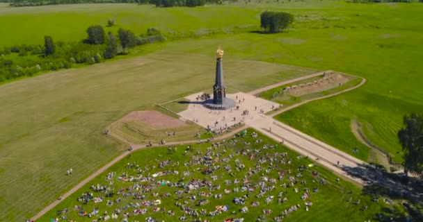 Borodino und das Hauptdenkmal für russische Soldaten borodino, Russland. Luftaufnahmen — Stockvideo