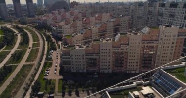 Moskova sokakları, hava araştırmaları, modern yerleşim alanlarında parkın havası olan modern binalar.