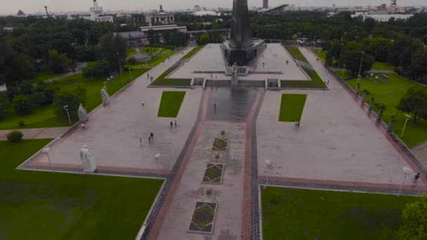 Sovětští dobyvatelé vesmíru vesmírní inženýři VDNKH — Stock video