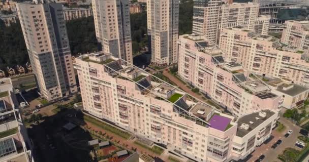 Calles de Moscú, levantamiento aéreo, edificios residenciales modernos en una zona moderna con un parque aéreo — Vídeos de Stock