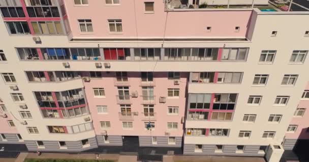 Edifício residencial com pintura antiga e pintura nova, pintura em casa. Voo de drones aéreos — Vídeo de Stock