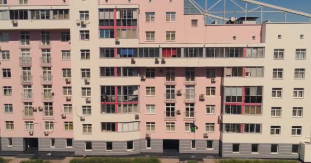 Edifício residencial com pintura antiga e pintura nova, pintura em casa. Voo de drones aéreos — Vídeo de Stock