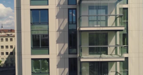 Fönstertvättmaskiner på en kontorsbyggnad. Industriell klättrare - fasadrengöring. Flygfoto luft drönare — Stockvideo