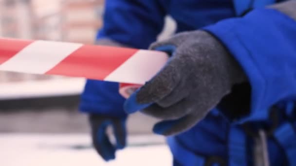 The Industrial Climbers clear a roof from the accumulated snow in Moscow. Aerial. — Stock Video