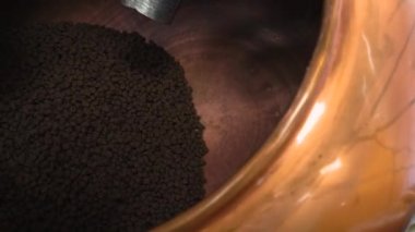 Çikolata üretimi. Geniş Kapasite tatlılar karıştırma için. Çikolata Fabrikası. El yapımı çikolata aşamalı üretim.
