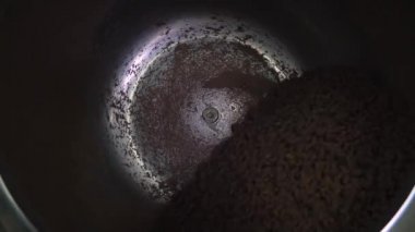 Çikolata üretimi. Geniş Kapasite tatlılar karıştırma için. Çikolata Fabrikası. El yapımı çikolata aşamalı üretim.