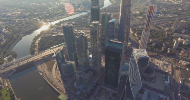 Business Center Moscow City. Wolkenkrabbers. Luchtfotografie van het Moskouse winkelcentrum. Glazen wolkenkrabbers geschoten in een heldere zonnige dag met schittering op het glas. Moskou zomer — Stockvideo