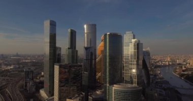 Güneş bulutların arkasında olduğunda güneşin doğuşunda Moskova Uluslararası Iş merkezinin havadan görünümü. Moskova-cam cepheye gökyüzü yansımaları ile şehir gökdelenler.