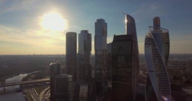 Güneş bulutların arkasında olduğunda güneşin doğuşunda Moskova Uluslararası Iş merkezinin havadan görünümü. Moskova-cam cepheye gökyüzü yansımaları ile şehir gökdelenler.