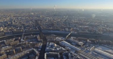 Yukarıdaki Moskova 'da yol kavşağının hava üst görünümü, otomobil trafiği ve birçok araba reçel, ulaşım kavramı. Kutuzov Bulvarı ve üçüncü çevre yolu