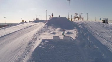 Kayak, yokuş aşağı dağlardan Mogul