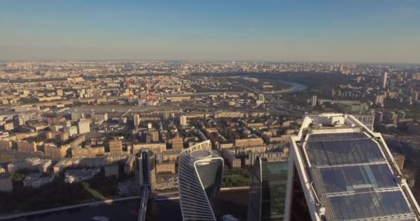 Business Center Moskau Stadt. Wolkenkratzer. Luftaufnahmen des Moskauer Einkaufszentrums. Glaswolkenkratzer an einem strahlend sonnigen Tag mit grellem Glanz auf dem Glas. Moskauer Sommer — Stockvideo