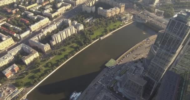 Business Center Moscow City szálláshelyén. Felhőkarcolók. Légi felvételek a moszkvai bevásárlóközpont. Üveg felhőkarcolók shot egy ragyogó napsütéses nap tükrözte az üvegen. Moszkvai nyár — Stock videók