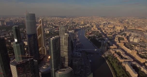 Бізнес центр м. Москва. Хмарочоси. Аерофотозйомка Московського торговельного центру. Скляні хмарочоси стріляли в яскравий сонячний день з відблисків на склі. Московські літні — стокове відео