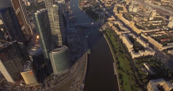 Бизнес-центр Москва Сити. небоскребы. Аэрофотосъемка московского торгового центра. Стеклянные небоскребы, снятые в яркий солнечный день со светом на стекле. Московское лето — стоковое видео