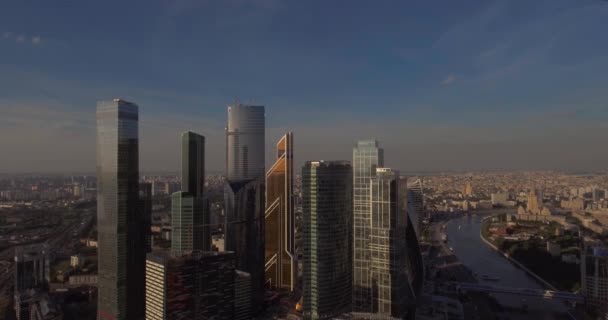 Business Center Moscow City. Skyskrapor. Flyg fotografering av Moskvas köp centrum. Glas Sky skrapor sköt i en ljus solig dag med bländning på glaset. Moskvas sommar — Stockvideo