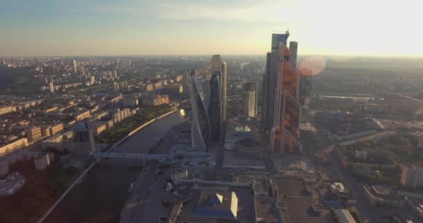 Business Center Moscow City. Skyskrapor. Flyg fotografering av Moskvas köp centrum. Glas Sky skrapor sköt i en ljus solig dag med bländning på glaset. Moskvas sommar — Stockvideo