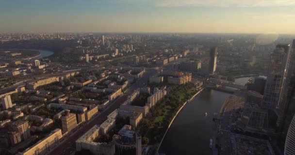 Business Center Moscow City szálláshelyén. Felhőkarcolók. Légi felvételek a moszkvai bevásárlóközpont. Üveg felhőkarcolók shot egy ragyogó napsütéses nap tükrözte az üvegen. Moszkvai nyár — Stock videók