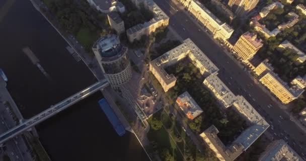 Luftaufnahme des internationalen Geschäftszentrums von Moskau bei Sonnenaufgang, wenn die Sonne hinter den Wolken steht. Moskauer Wolkenkratzer mit Himmelsspiegelungen an Glasfassade. — Stockvideo