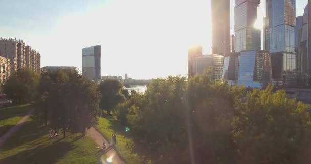 Légifelvételek a moszkvai nemzetközi üzletközpont napkelte, amikor a nap mögött felhők. Moszkva-városi felhőkarcolók égbolt gondolatokkal az üveg homlokzatán. — Stock videók