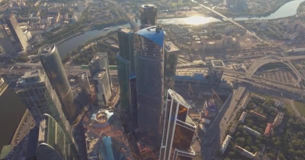 Flyg foto av Moskvas internationella affärs centrum vid Sol uppgången när solen ligger bakom molnen. Moskva-City Sky skrapor med Sky reflektioner på glas fasad. — Stockvideo