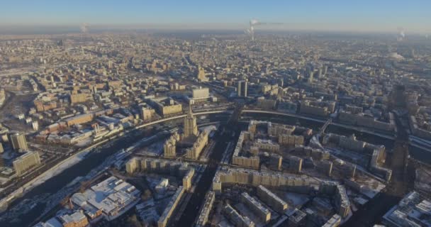 Yukarıdaki Moskova 'da yol kavşağının hava üst görünümü, otomobil trafiği ve birçok araba reçel, ulaşım kavramı. Kutuzov Bulvarı ve üçüncü çevre yolu — Stok video