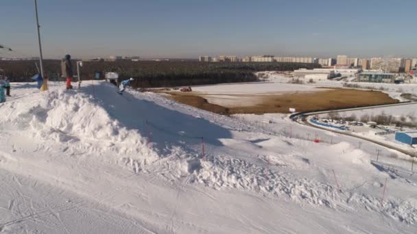 莫古尔滑雪, 从山上下坡 — 图库视频影像