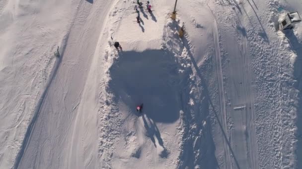 Mogul narciarstwo zjazdowe z gór — Wideo stockowe