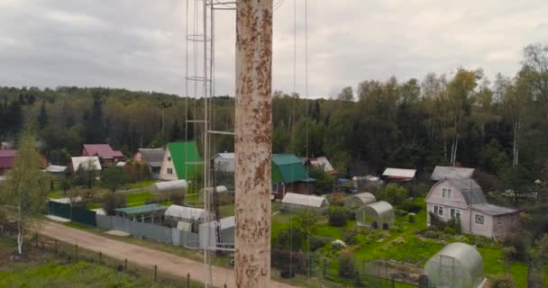 Industriekletterer bemalen den eisernen Turm. Riskanter Job. Extreme Arbeit. Arbeiter Alpinist. — Stockvideo