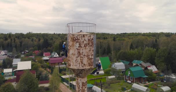 Industri klättrare måla järn tornet. Riskabelt jobb. Extrem arbete. Arbetaralpinist. — Stockvideo