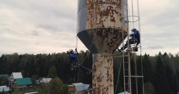 Przemysłowych wspinaczy pomalować żelazną wieżę. Ryzykowne zadanie. Ekstremalna praca. Robotnik alpinistyczny. — Wideo stockowe