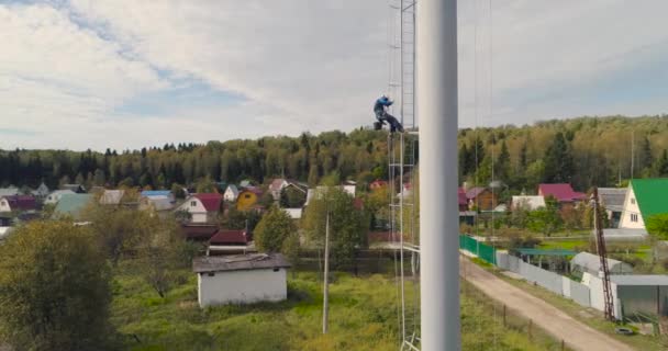 Industrial climbers paint the iron tower. Risky job. Extreme work. Worker alpinist. — Stock Video