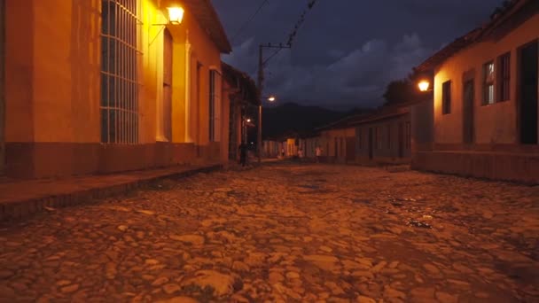 Kuba, Trinidad - 18 října 2016: prohlídka města. Starých ulic, náměstí, občany. Život očima turista v Trinidad. — Stock video