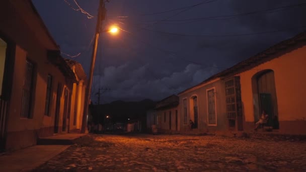 Kuba, Trinidad - 18 oktober 2016: stadsrundtur. De gamla gatorna, Stortorget, medborgarna. Liv genom ögonen på en turist i Trinidad. — Stockvideo