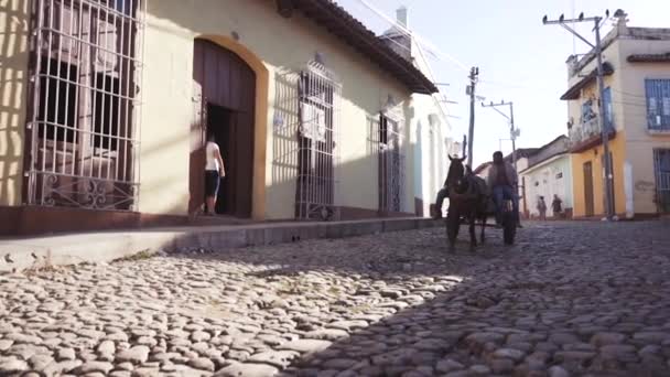 쿠바, 트리니다드-10 월 18 일, 2016: 시티 투어. 오래 된 거리, 광장, 시민. 트리니다드에서 관광객의 눈을 통해 인생. — 비디오