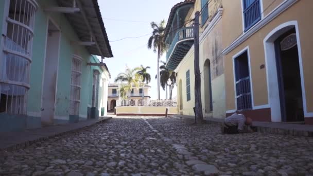 CUBA, TRINIDAD - OCTOBER 18, 2016: city tour. The old streets, the main square, the citizens. Life through the eyes of a tourist in Trinidad. — Stock Video